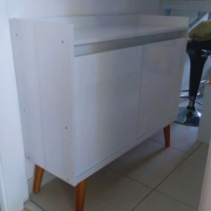 Buffet branco com portas
